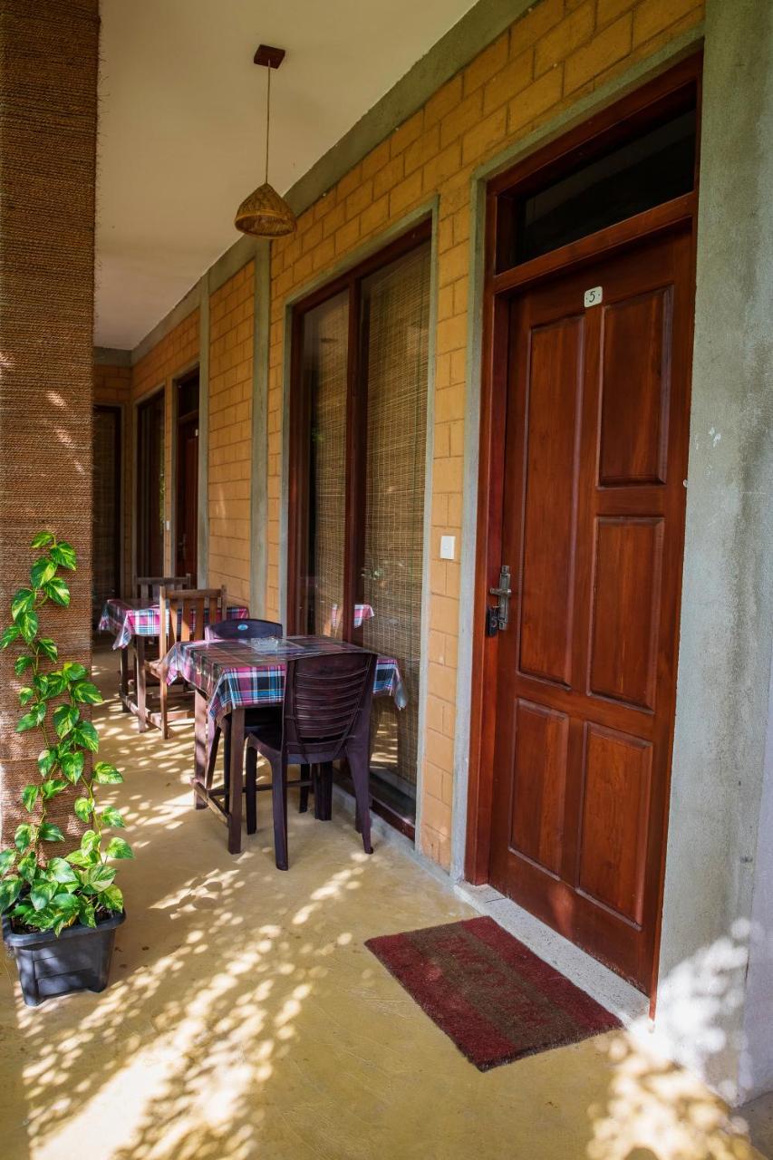 Eco Square Resort Mirissa Bagian luar foto